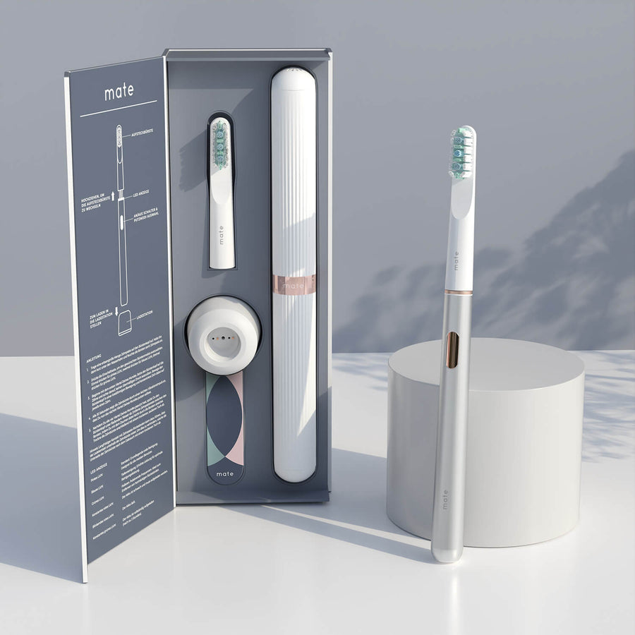 mate schallzahnbürste silber mit magnetischer ladestation robustem reiseetui zwei wechselköpfen bild copyright: mate